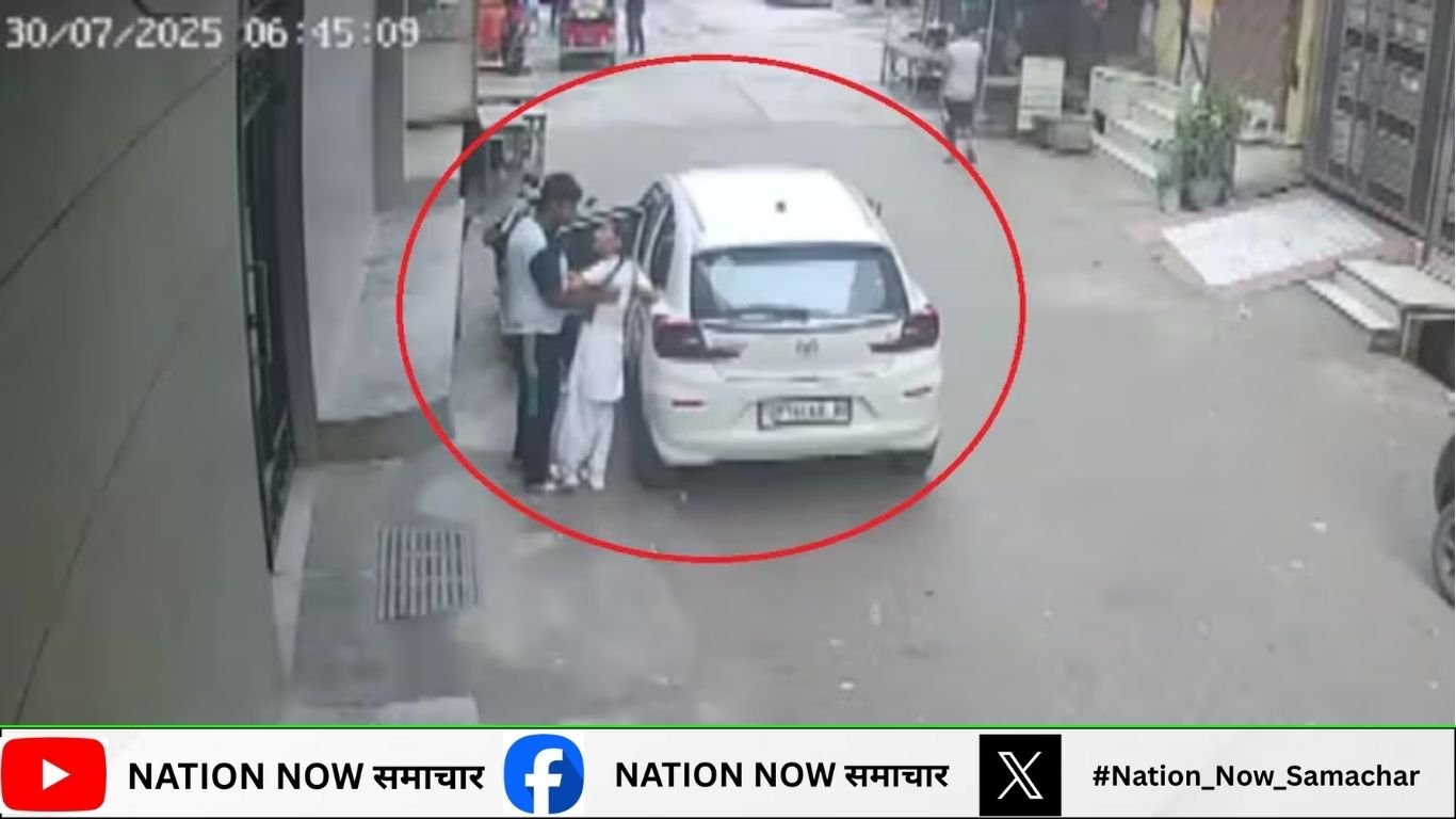 नोएडा ब्रेकिंग स्कूल के सामने दिनदहाड़े लड़की का अपहरण!