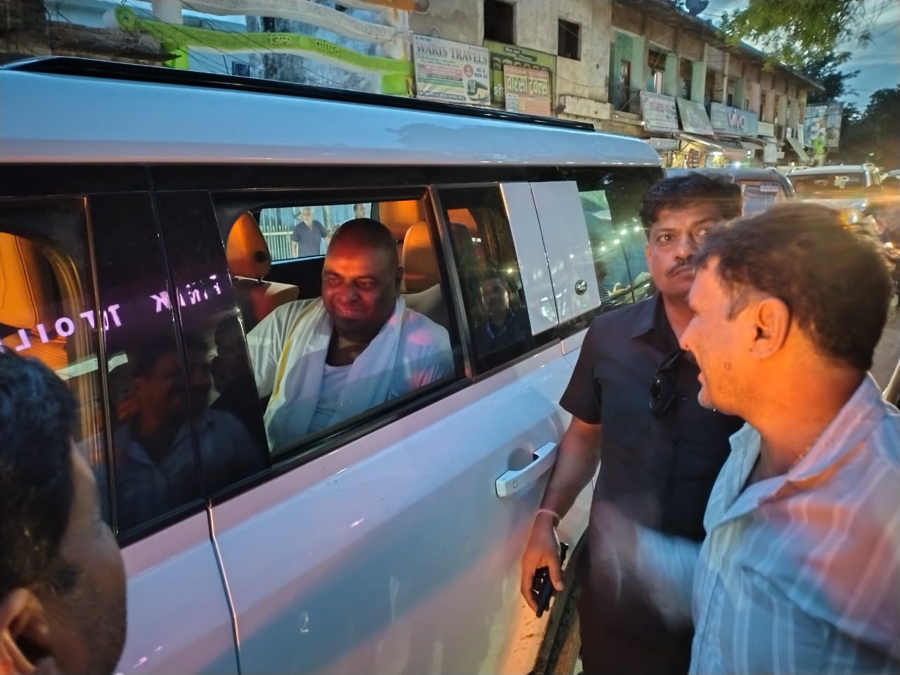 Hamirpur LIVE: Bus stop resonated with the darshan of Golden Baba and Neem Karauli Baba