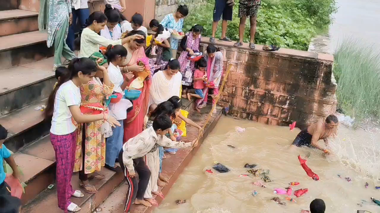 Bundelkhand's unique Nag Panchami tradition, brothers beat the doll!