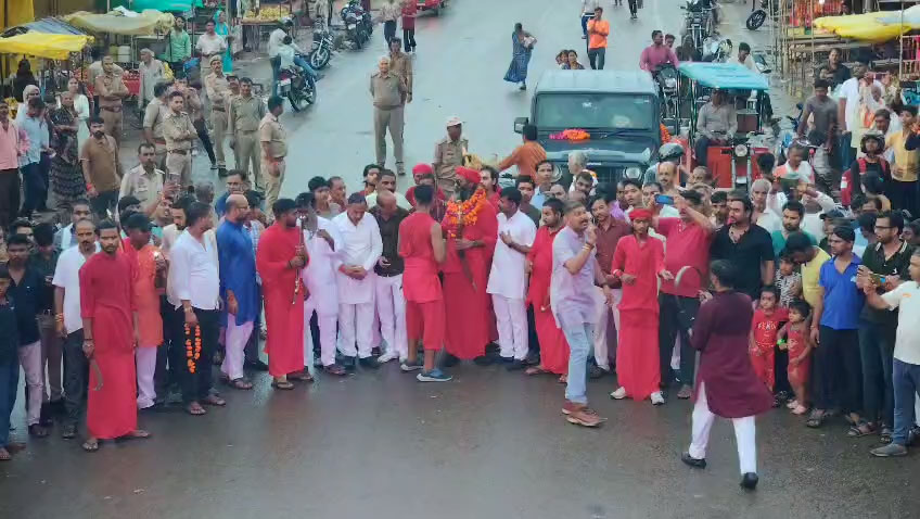 हमीरपुर में शिव शक्ति अखाड़ा की सशस्त्र सन्यासी पदयात्रा