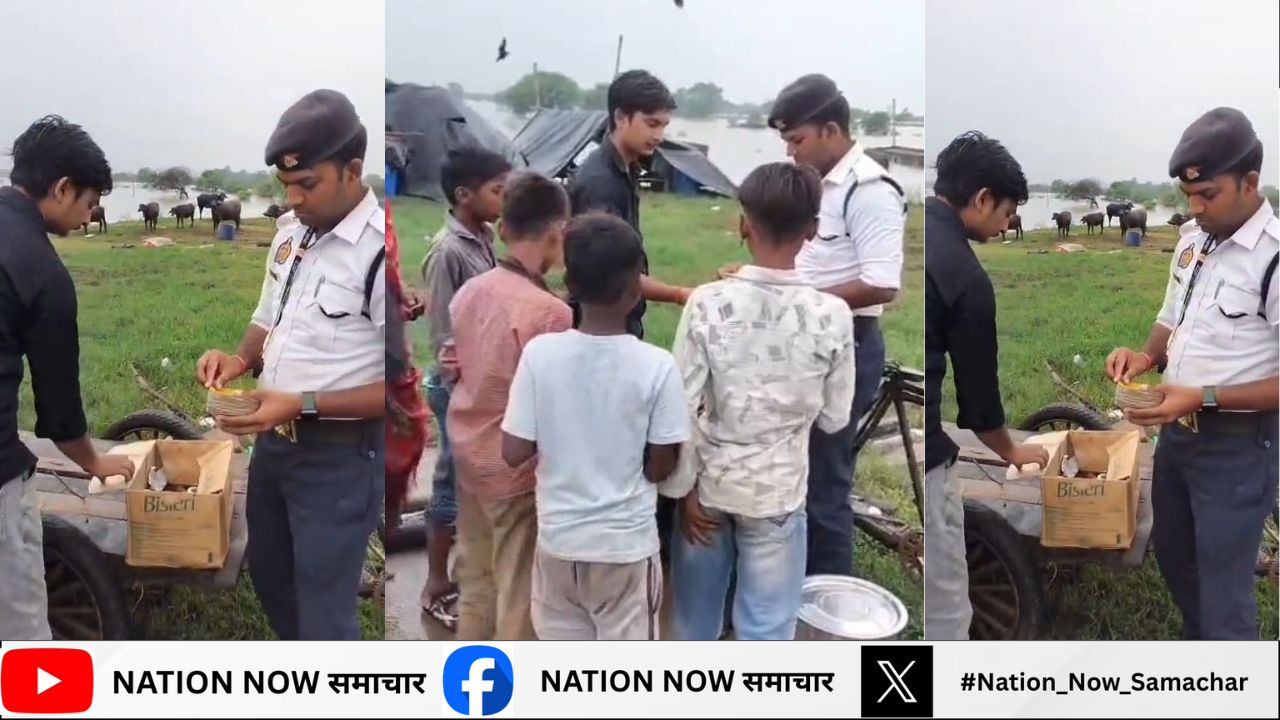 हमीरपुर: बाढ़ के बीच बच्चों को समोसे खिलाते दिखे ट्रैफिक पुलिसकर्मी, वीडियो देख भावुक हुए लोग