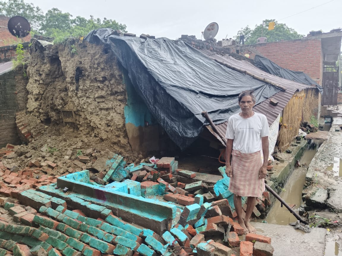 औरैया :  बिधूना में बारिश से मकान की दीवार और छत गिरी