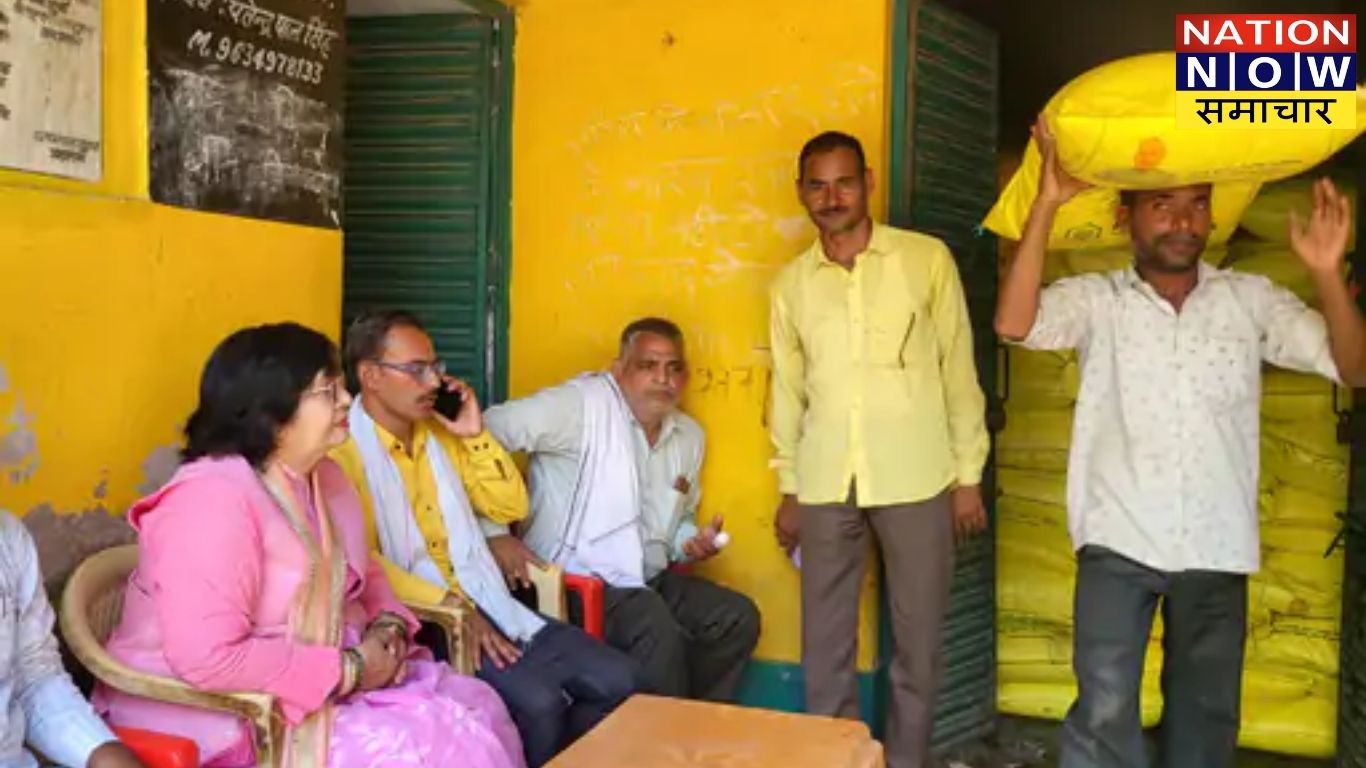 यूरिया की किल्लत से जूझ रहे किसानों के लिए राहत:मैथा में राज्यमंत्री ने खुद बैठकर कराया खाद का वितरण