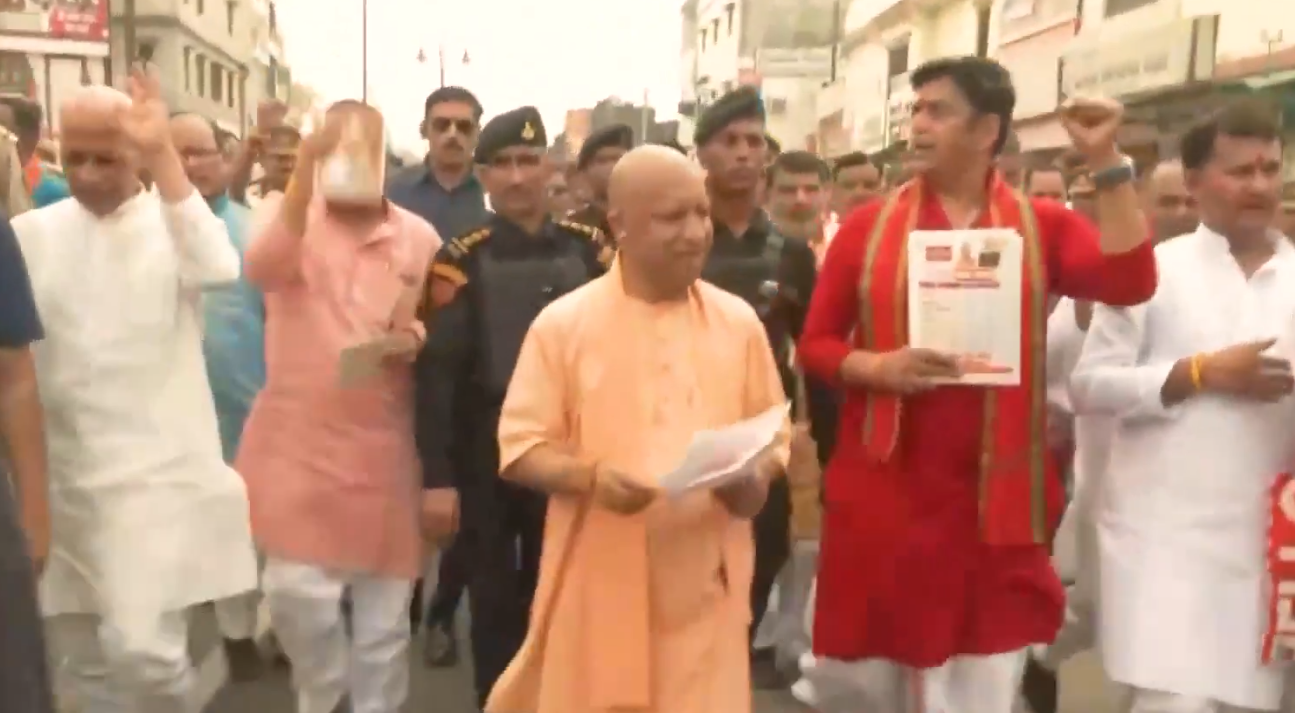 “CM योगी खुद लगे दुकानों पर पोस्टर चिपकाने – गोरखपुर में जनता ने किया जोरदार स्वागत”