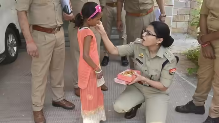 कानपुर देहात: SP श्रद्धा नरेंद्र पांडेय जमीन पर बैठकर सुनती दिखीं दिव्यांग महिला की शिकायत