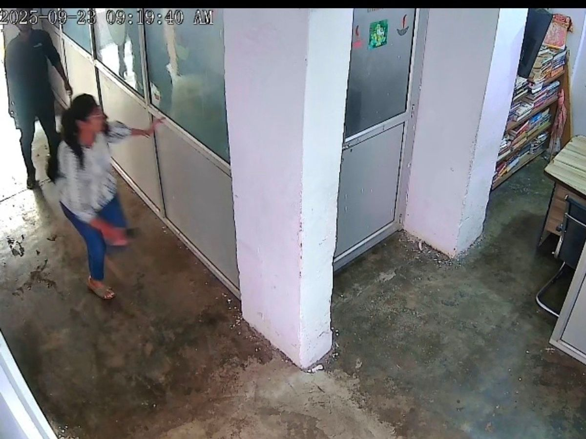 लखीमपुर खीरी: छात्रा से छेड़छाड़ का VIDEO वायरल, लाइब्रेरी में युवक ने की दबोचने की कोशिश