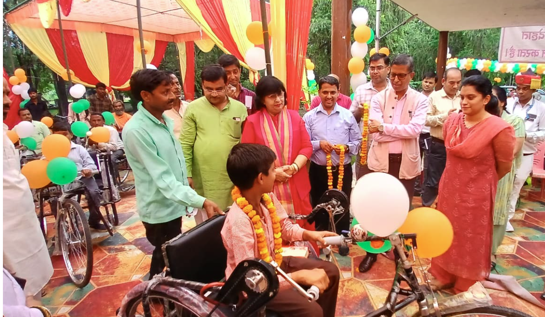 राज्य मंत्री प्रतिभा शुक्ला ने दिव्यांगजनों को वितरित की ट्राईसाइकिलें