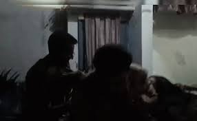 हापुड़ में पुलिस पर महिलाओं का हमला! दबिश के दौरान फाड़ी दो दरोगाओं की वर्दी, वीडियो वायरल