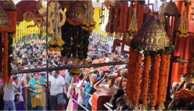 मुरादाबाद में नवरात्र के पहले माता काली मंदिर पर श्रद्धालुओं की भीड़, दर्शन के लिए लगी लंबी कतारें