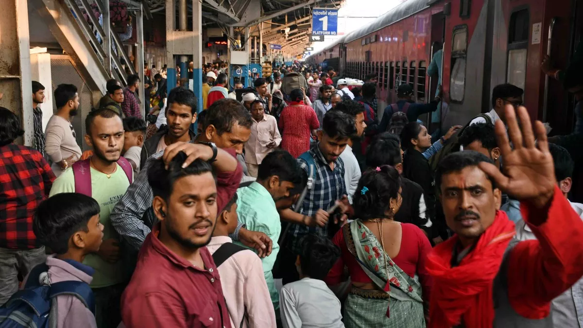 chhath-return-patna-railway-crowd-2025