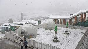 गुलमर्ग में सीजन की पहली बर्फबारी, ठंड की दस्तक के बीच सैलानियों ने उठाया हिमपात का लुत्फ़