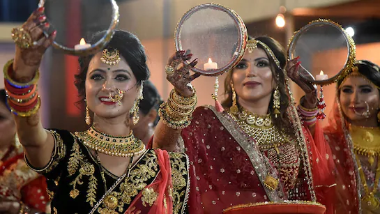 करवा चौथ 2025: निर्जला व्रत, चंद्र दर्शन और व्रत कथा का महत्व