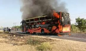 जैसलमेर बस हादसा: आग की लपटों में झुलसे 20 यात्री, 16 घायल — एक दरवाजा जाम, खिड़कियों से कूदकर बची जानें