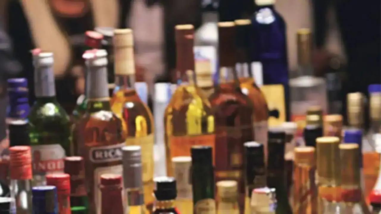 दिवाली पर दिल्ली में टूटा शराब बिक्री का रिकॉर्ड — 15 दिन में 600 करोड़ की बिक्री!