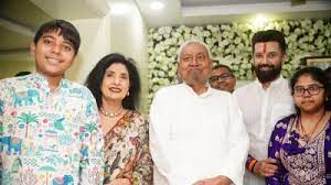 छठ पर्व पर सियासी संगम! सीएम नीतीश कुमार पहुंचे चिराग पासवान के घर, पैर छूकर लिया आशीर्वाद