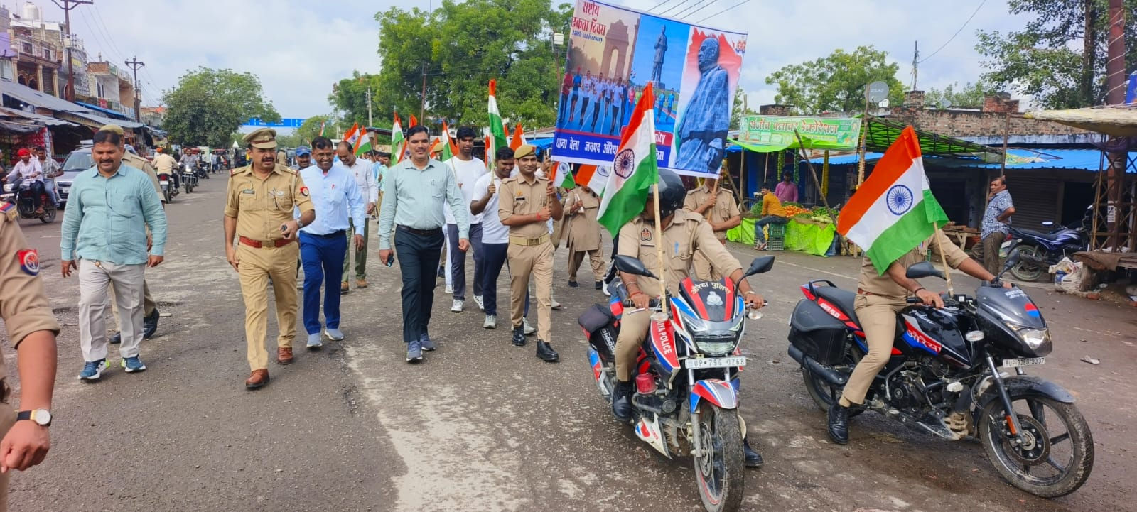 Station House Officer Ganga Das Gautam and students were seen running in the "Run for Unity" in Auraiya; slogans of unity were raised on Sardar Patel's birth anniversary.