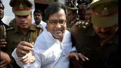 यूपी: जेल में बंद पूर्व मंत्री गायत्री प्रजापति पर जानलेवा हमला, सिर पर कैंची से वार