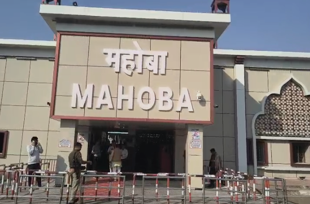 Varanasi-Khajuraho Vande Bharat reached Mahoba, received a grand welcome | PM Modi Gift