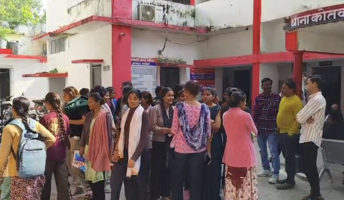 Mahoba: Students upset by drunkard's indecency burst into anger, filed a complaint at the police station, demanding strict action.