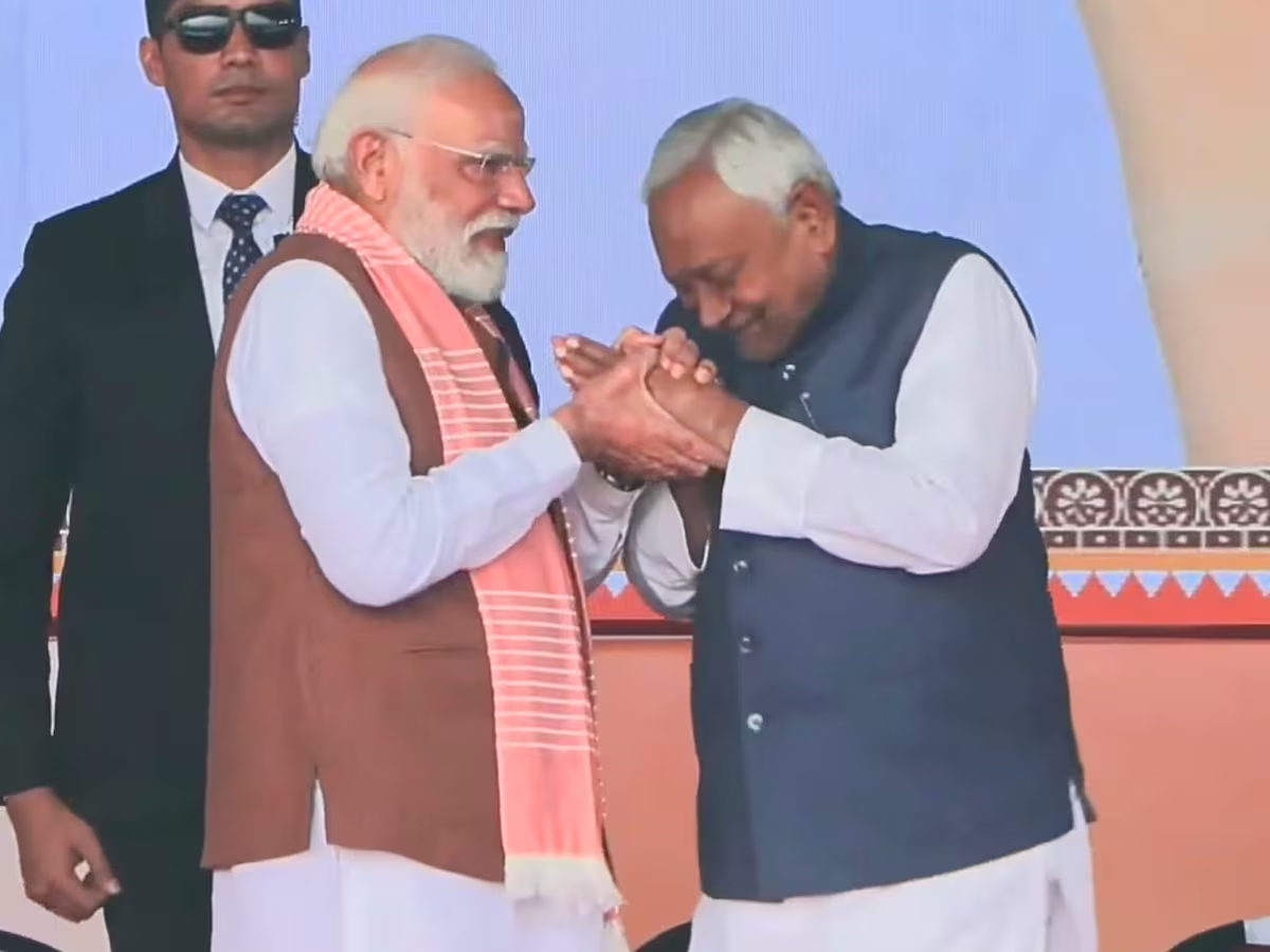पटना: नीतीश कुमार ने 10वीं बार संभाली सत्ता, शपथ के बाद प्रधानमंत्री मोदी को किया अभिवादन