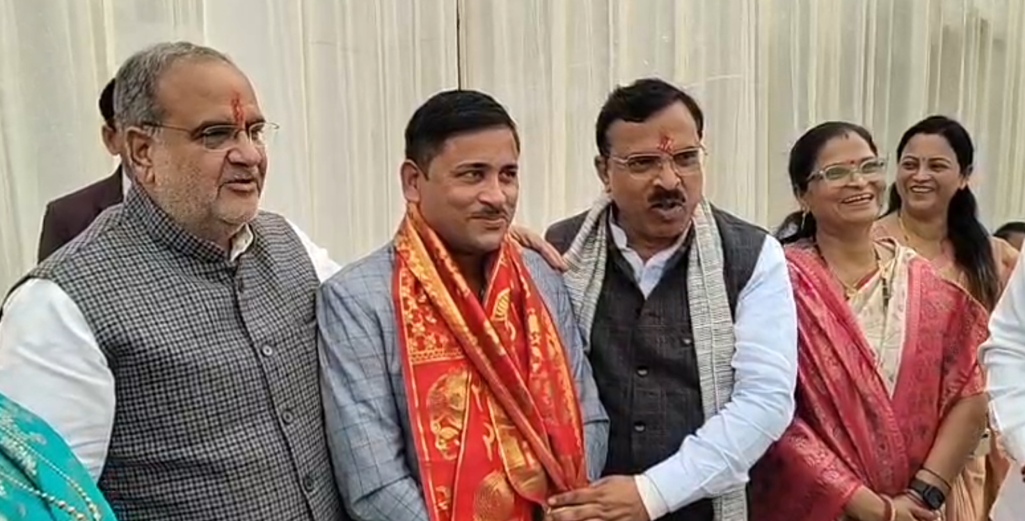 कानपुर देहात: विवाह समारोह में भावुक क्षण, प्रदेश अध्यक्ष भूपेंद्र चौधरी ने मंच से किया मंडल अध्यक्ष का सम्मान