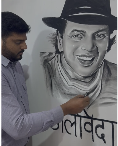 फिल्म अभिनेता धर्मेंद्र को अनोखा सलाम: अमरोहा के कलाकार ने कोयले से बनाया शानदार पोर्ट्रेट, दी भावपूर्ण श्रद्धांजलि