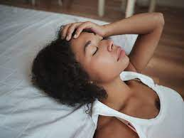 क्यों आती है सुबह-सुबह नींद? डॉक्टर ने बताई इन दो विटामिन की कमी