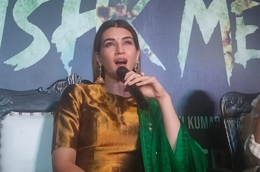 Kriti Sanon and Dhanush reached Varanasi to promote their film 'Tere Ishq Mein' - said: Kashi fills us with spiritual energy.