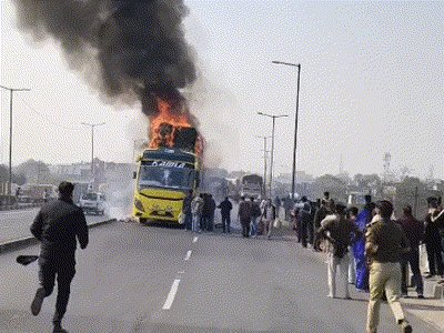 #BREAKING: A bus carrying 40 passengers caught fire in Kanpur; policemen rushed to the burning bus.