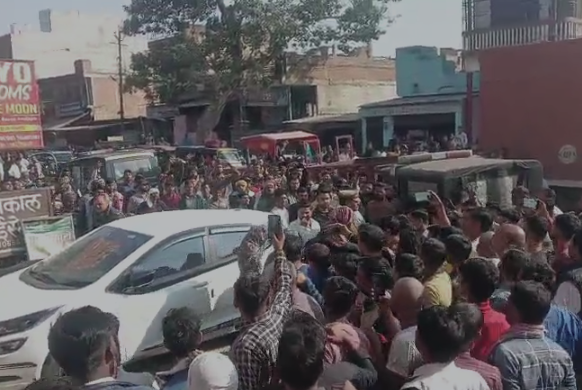 औरैया: OYO होटल पर पुलिस की छापेमारी, 4 युवतियां व 4 युवक हिरासत में; स्थानीय लोग बोले—“माहौल हो रहा खराब”