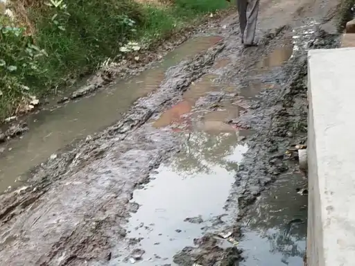 भोगनीपुर: गुलौली की सराय में मुख्य रास्ता तबाही की कगार पर, कीचड़ और गंदे पानी से ग्रामीण परेशान—बच्चे-बुजुर्ग घायल होने का खतरा