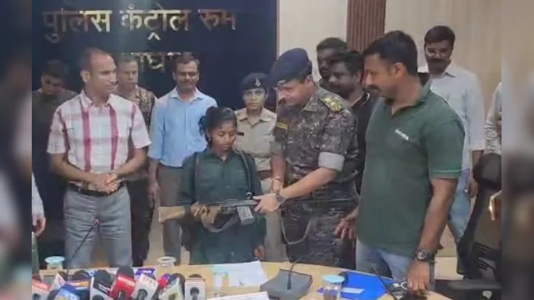 बालाघाट में 14 लाख की ईनामी नक्सली ने किया आत्मसमर्पण, हाथ में थी INSAS राइफल