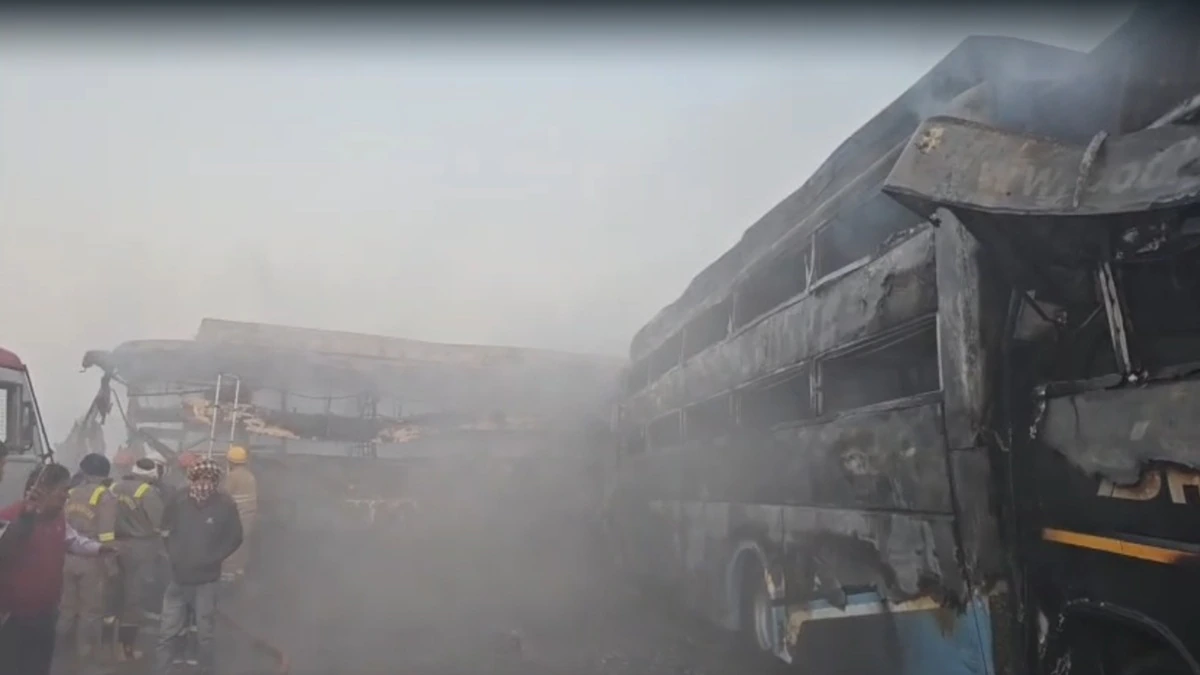 यमुना एक्सप्रेसवे पर कोहरे का कहर: 8 बसें और 3 कारें टकराईं, 4 की मौत, 25 घायल