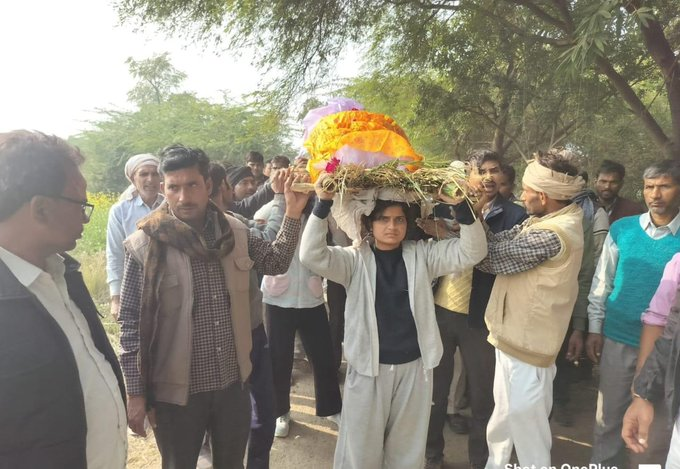 kannauj-four-daughters-shoulder-fathers-bier-heart-attack