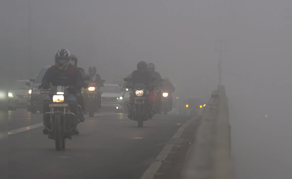 यूपी में 2 दिन भयंकर ठंड और घने कोहरे का अलर्ट: धूप को तरसे लोग, दिन में छाया अंधेरा; 10 शहरों में स्कूल बंद