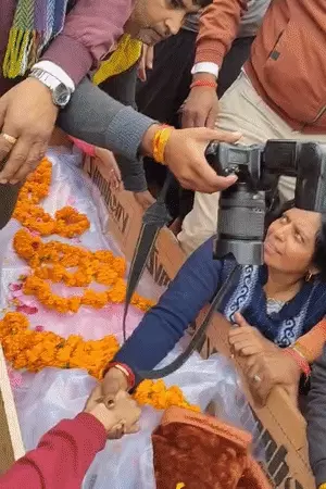 कानपुर के BSF जवान का निधन, गांव में तिरंगे के साथ अंतिम विदाई