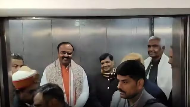 keshav-maurya-shivpal-yadav-same-lift-vidhan-sabha