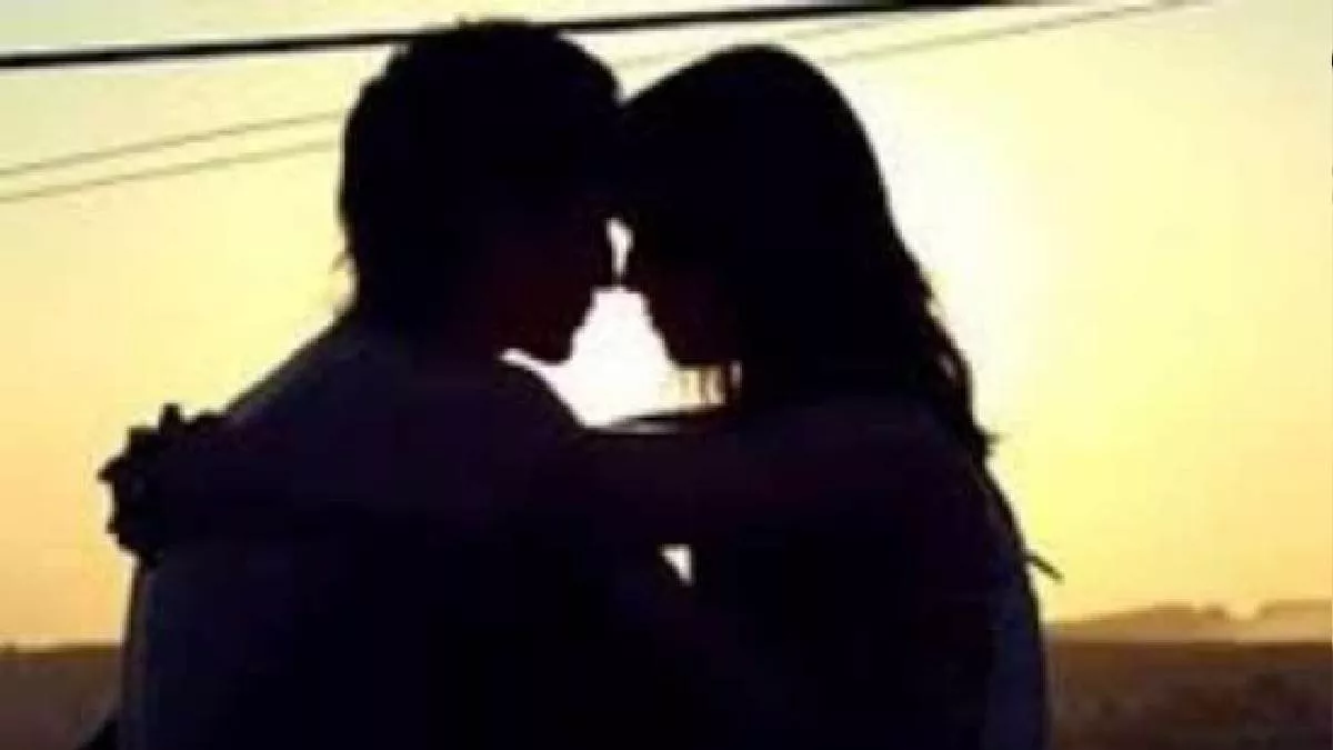 आगरा में हाई-वोल्टेज ड्रामा: पति को गर्लफ्रेंड के साथ रंगे हाथ पकड़ते ही बीच सड़क हंगामा, एक घंटे तक चला बवाल