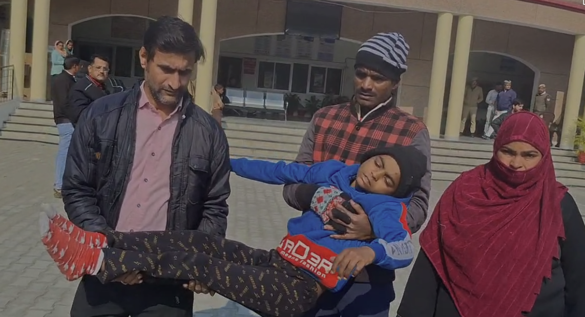 अमरोहा में सिपाही पर बच्चे को थर्ड डिग्री देने का आरोप,पर्स चोरी के शक में पकड़े गए थे बच्चे, सिपाही लाइन हाजिर