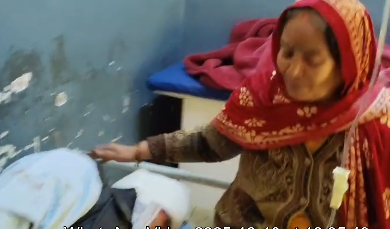 बांदा में बेटे-बहू का कहर: शिक्षक पिता पर पत्थर-डंडों से हमला, वीडियो वायरल