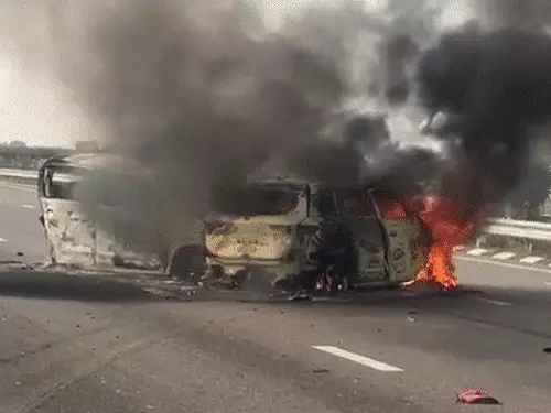 बाराबंकी: पूर्वांचल एक्सप्रेसवे पर भीषण हादसा, 2 कारों की टक्कर के बाद आग, 5 की मौत