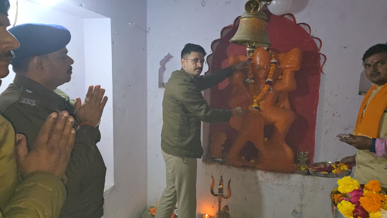 Auraiya: SP conducted Sunderkand recitation in Kotwali premises, police department immersed in devotion