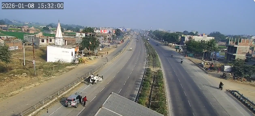 कानपुर देहात: तेज़ रफ्तार कार अनियंत्रित होकर हाईवे पर पलटी, CCTV में कैद हुआ हादसा