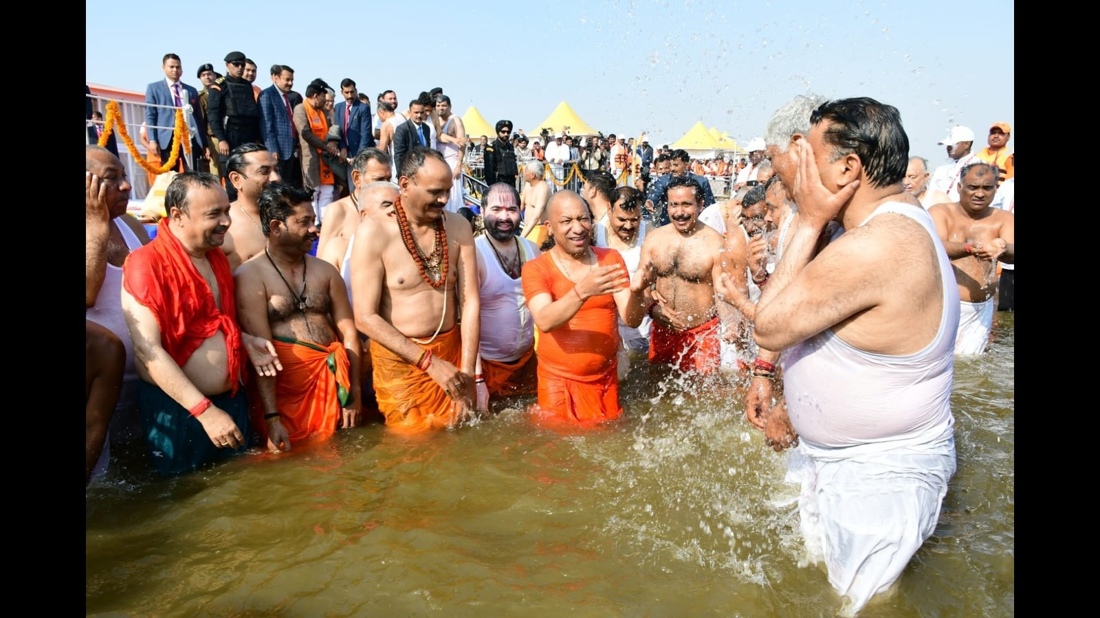 मुख्यमंत्री योगी आदित्यनाथ ने संगम में लगाई पवित्र डुबकी, प्रदेश की खुशहाली की कामना