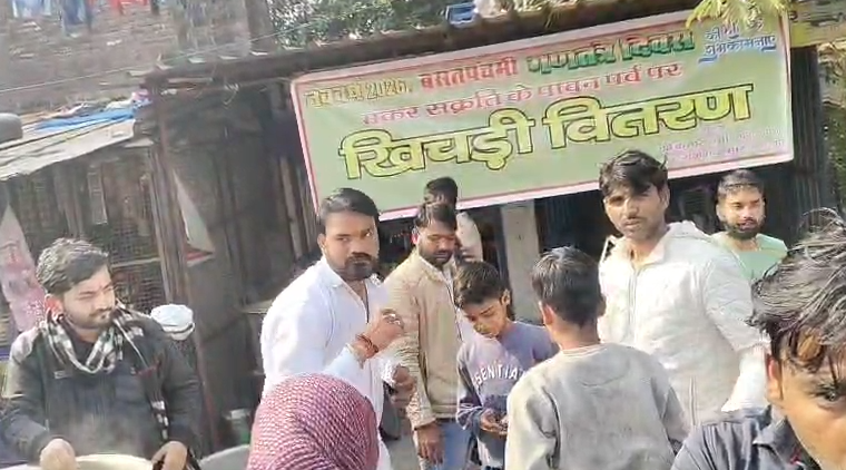 कानपुर देहात के अकबरपुर में अनोखा खिचड़ी भोज, पैर छूकर खिला रहे ‘रवि उर्फ ज्ञानी’