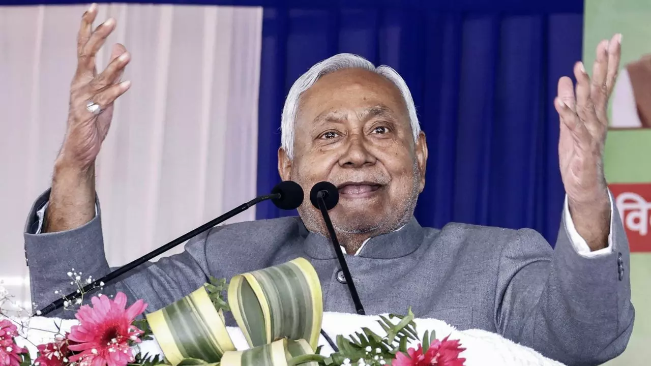 नीतीश कुमार की समृद्धि यात्रा का वीडियो वायरल, जनसभा में महिला को मंच पर बुलाते दिखे मुख्यमंत्री