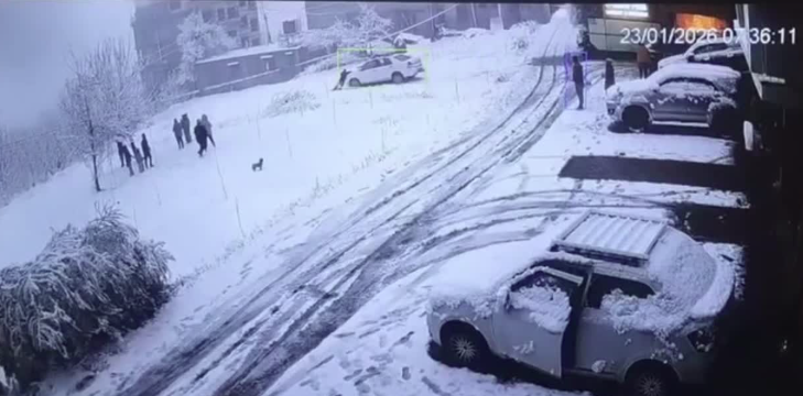 मनाली में ताज़ी बर्फबारी के बाद जानलेवा बनीं सड़कें, खाई की ओर फिसलती कार का वीडियो वायरल