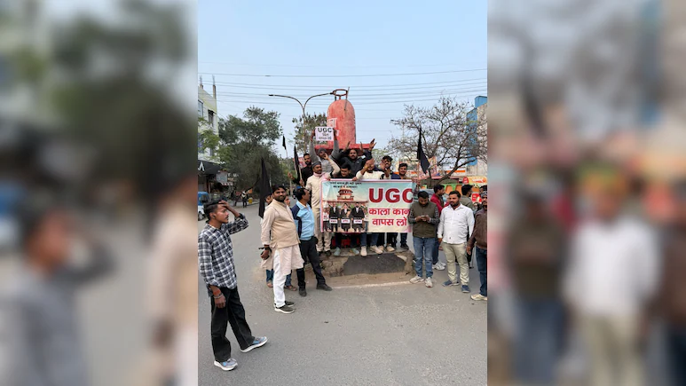 यूजीसी नए नियमों के खिलाफ कानपुर से गाजीपुर तक विरोध, काले झंडे और कफन प्रदर्शन