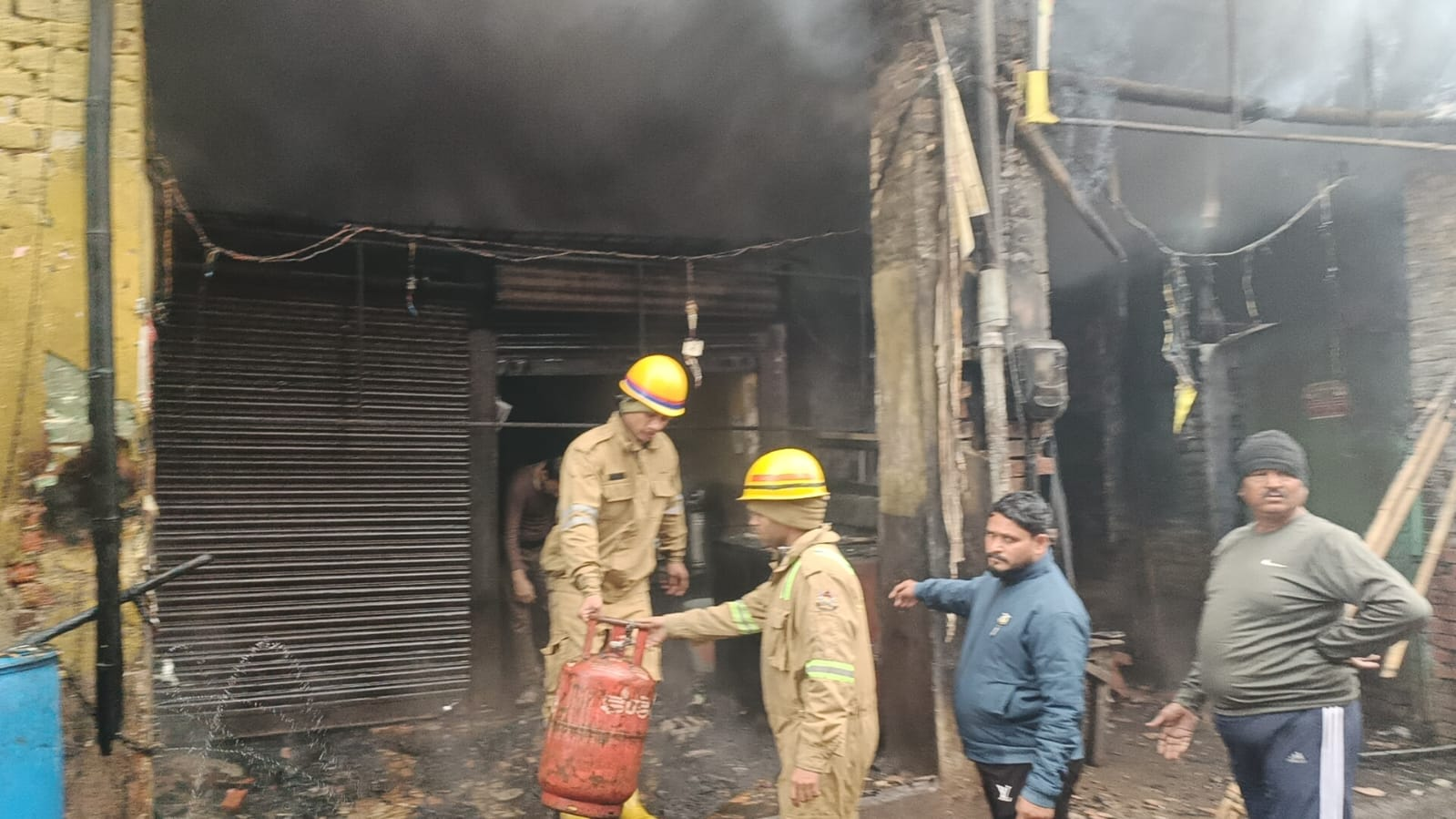 kanpur-bakinganj-fire-short-circuit-rahmani-market-rescue
