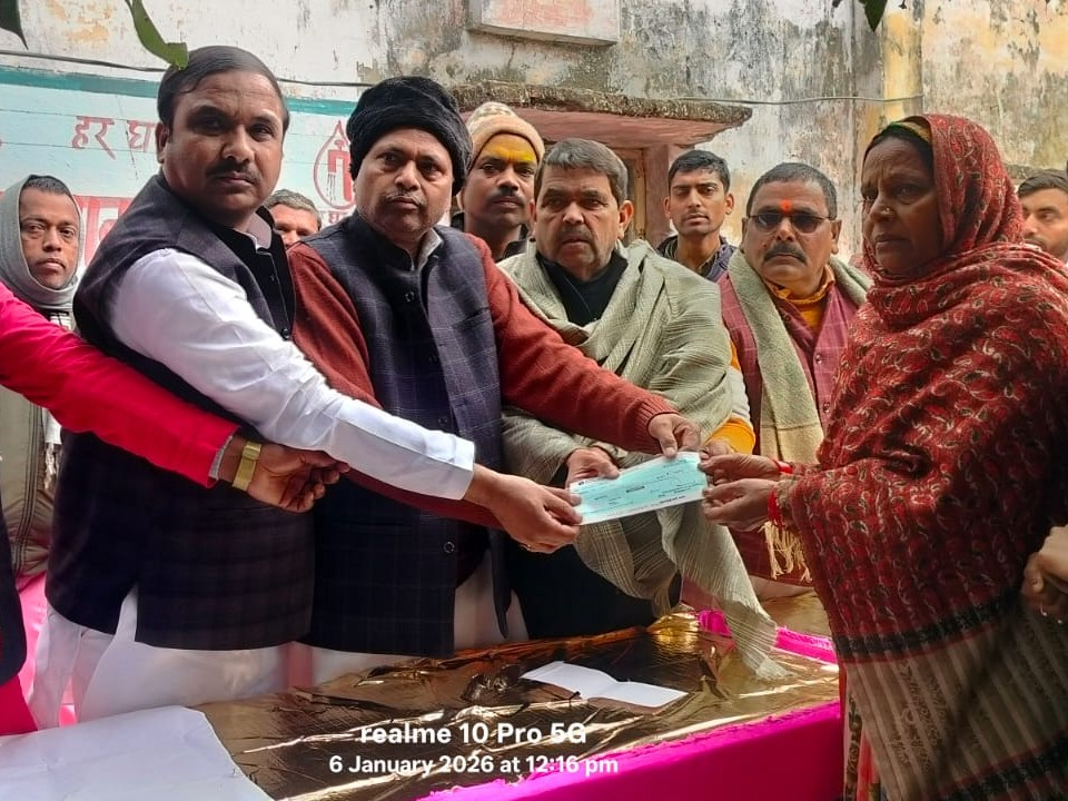 गोंडा: मृतक BLO नानबच्चा के परिजनों को अखिलेश यादव ने दी 2 लाख रुपए की आर्थिक मदद